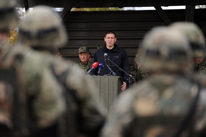 Quan chức cao cấp của Croatia giám sát Lục quân Croatia tập trận bắn đạn thật